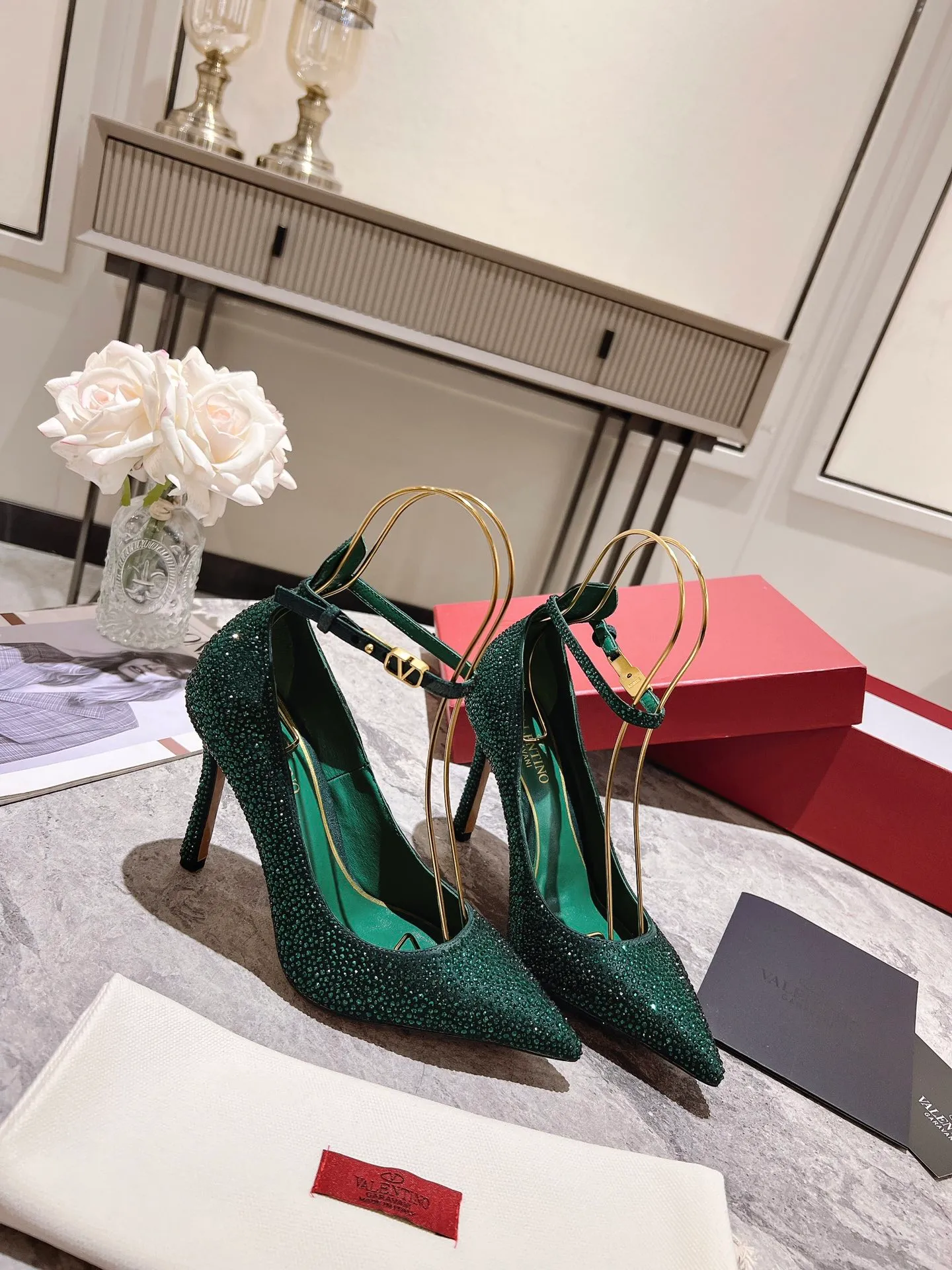 👟👟Ex-factory price 500👟👟 Genuine leather sole +40 Top version 𝑉𝐴𝐿𝐸𝑁𝑇𝐼𝑁𝑂 Valentino new spring and summer women's 6⃣️color "Czech Diamond💎" full diamond shoes The unique [V’s handcrafted diamond production] brings out a full sense of high-end, and the new season will live up to expectations! Worth buying★Absolutely high-grade❥Original method, Absolutely sensual❥Elegant style, creating a different feeling, simple and elegant style!  Code number: 35-41 (34-42 customized, non-returnable) Lining: Sheepskin lining Heel height: 10cm Leather outsole Rubber outsole